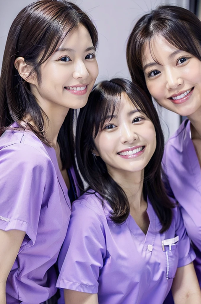 Dental hygienists, two women, smiling, all wearing light purple medical scrubs, short sleeves, Japanese, black hair, women in their early 30s　Upper body close-up　high resolution　Highest quality　　Don&#39;t press your face too much
