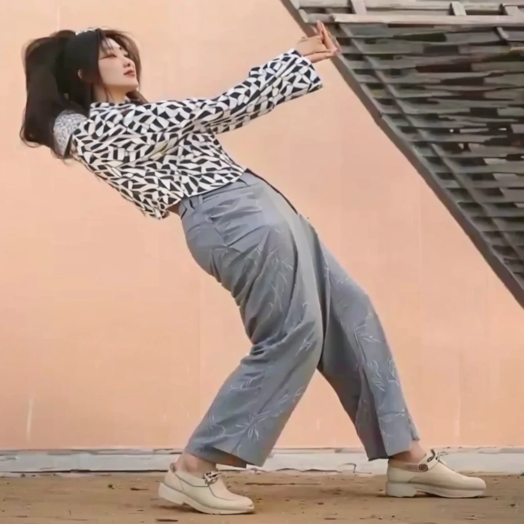 A beautiful Chinese woman,Support with both hands