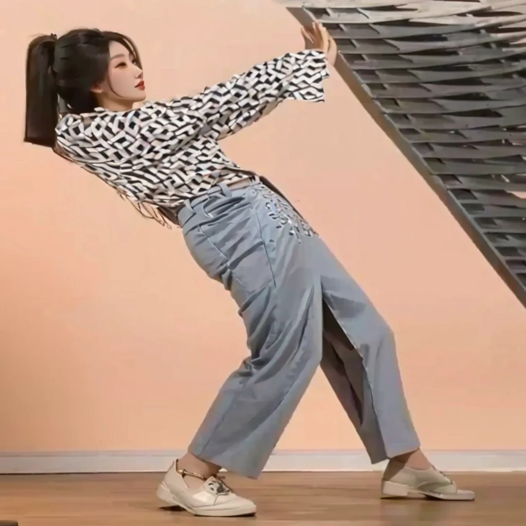 A beautiful Chinese woman，Support with both hands