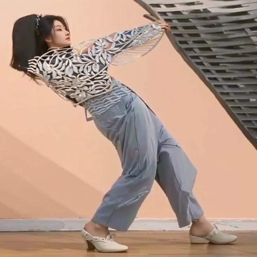 A beautiful Chinese woman，Support with both hands