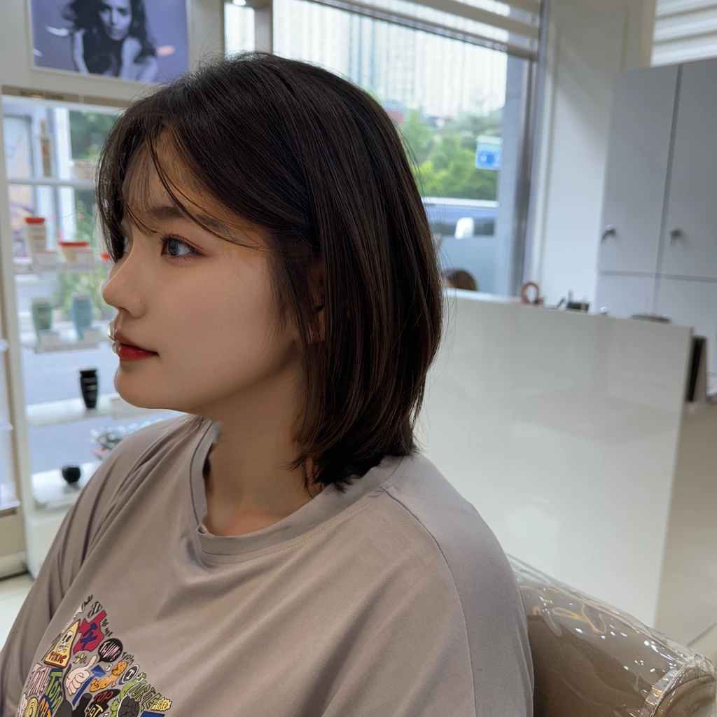 Best Quality, 8k, Masterpiece, (Portrait: 1.3), (photo realistic:1.4), (hyper realistic:1.4), Sharp Focus, looking at viewer, (smoother lighting:1.1), (increase cinematic lighting quality:0.9), realistic lighting, backlighting, light on face, ray trace, (brightening light:1.2), (Increase quality:1.4), sharp detail, (best quality real texture skin:1.4), finely detailed eyes, black_eyes, finely detailed face, 23 year old Korean woman,smiling_face