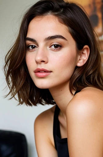 Femme brune européenne hyperréaliste aux cheveux bouclés et au visage rond et sérieux , photo instagram ,