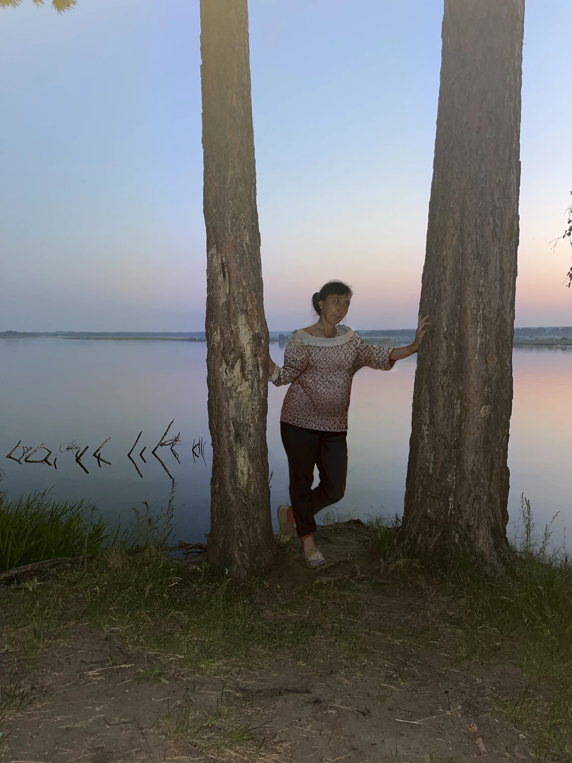 A woman in a summer dress , in shoesЧерные волосы,