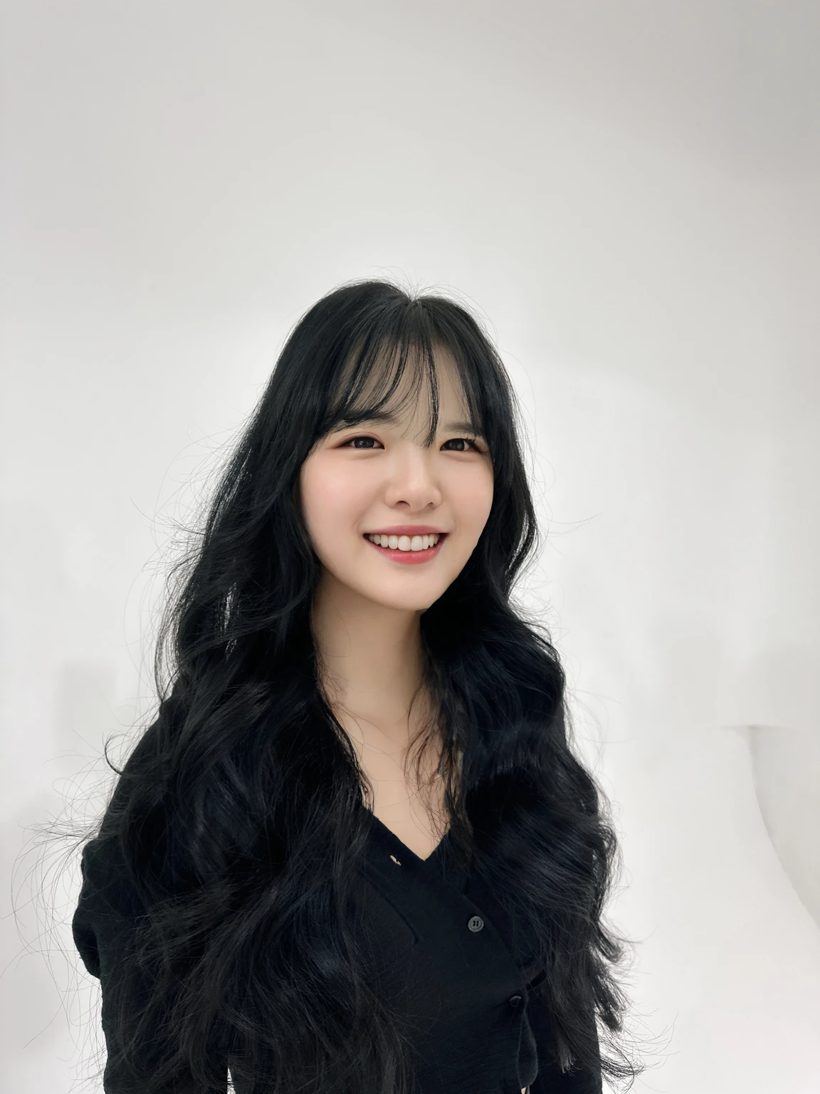 Best Quality, 8k, Masterpiece, (Portrait: 1.3), (photo realistic:1.4), (hyper realistic:1.4), Sharp Focus, looking at viewer, (smoother lighting:1.1), (increase cinematic lighting quality:0.9), realistic lighting, backlighting, light on face, ray trace, (brightening light:1.2), (Increase quality:1.4), sharp detail, (best quality real texture skin:1.4), finely detailed eyes, black_eyes, finely detailed face, 25 year old Korean woman, smiling_face