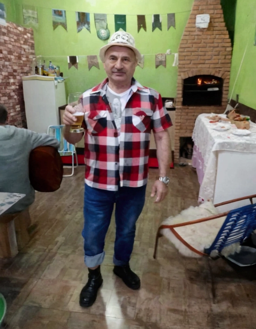 There's a man who's got a beer in his hand, encho enchev, he is about 50 years old, Vitali Bulgarov, andrei riabovitchevy, he is about 60 years old, he is about 60 years old, style of Ilya Vivishinov