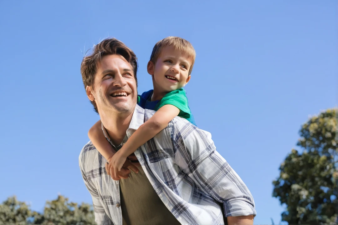 there is a naughty man holding a young boy on his shoulders, father with , affectionate fatherly broad forehead, On a sunny day, Rapier, photoshot, shutter, Title, with a child, having a lot of fun, , mixed art, still photo, dad, imagem de Rapier, naughty man, Family friendly, photoshot tirada, set photo, high quality upload