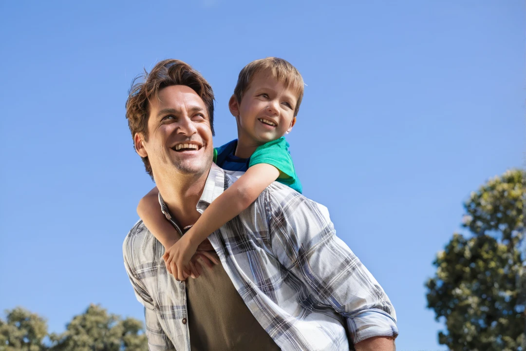 there is a naughty man holding a young boy on his shoulders, father with , affectionate fatherly broad forehead, On a sunny day, Rapier, photoshot, shutter, Title, with a child, having a lot of fun, , mixed art, still photo, dad, imagem de Rapier, naughty man, Family friendly, photoshot tirada, set photo, high quality upload