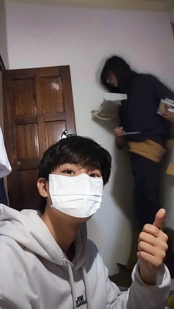 Ultra realistic, 1 boys, use white hodie, use white mask, ultra details, hd image, high PixelMaster, upscale2×
