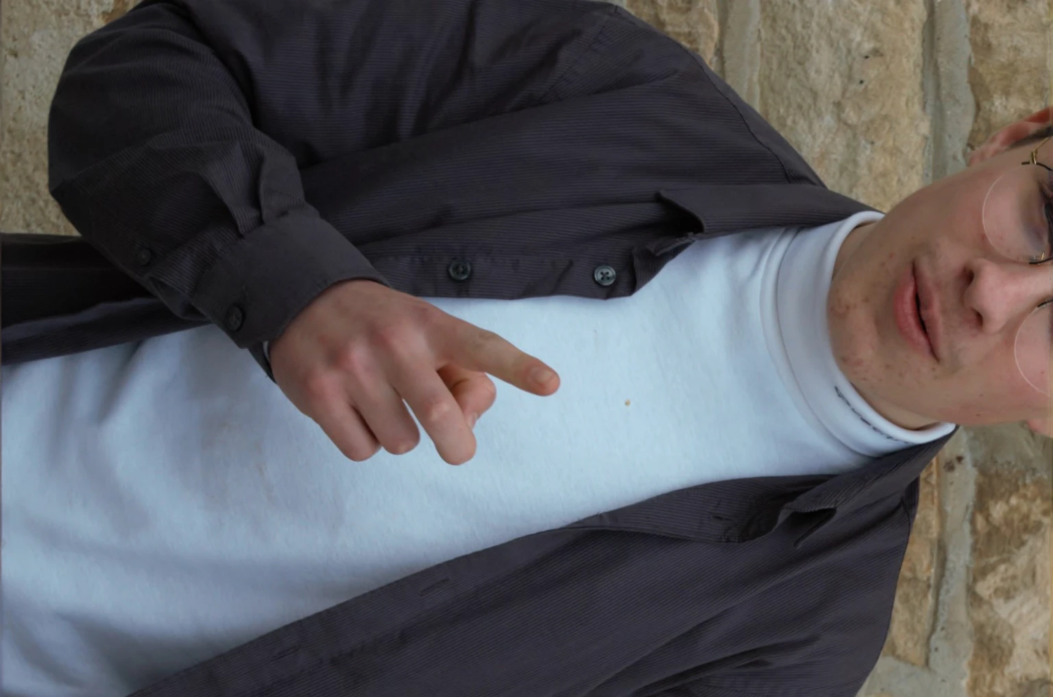 un homme devant un mur