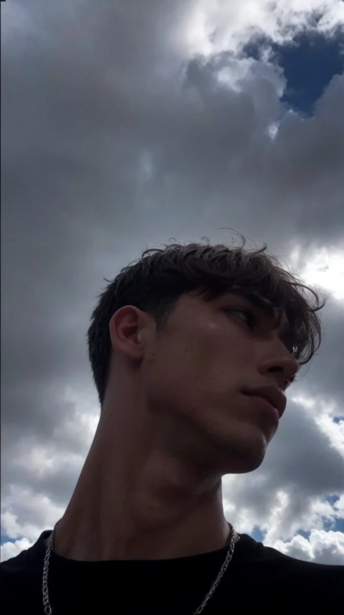 ### Detailed description:
**AGE y apariencia general:**
- **AGE:** 26 years.
- **General appearance:** Realistic and detailed with a look of "bad boy".
**Physical features:**
- **Physicist:** Awesome, muscular - **Skin tone:** A dark tone.
- **face:** attractive, with defined features and a confident expression.
**outfit:**
- **CLOTHES:** CLOTHES casual pero con estilo, maybe with loose black clothes and combined - **tattoos:** A notable tattoo on his arm, which could be a tribal design, geometric or something symbolic.
**Extras:**
- **Attitude:** A confident and secure attitude, perhaps with a penetrating gaze and a relaxed but dominant posture.