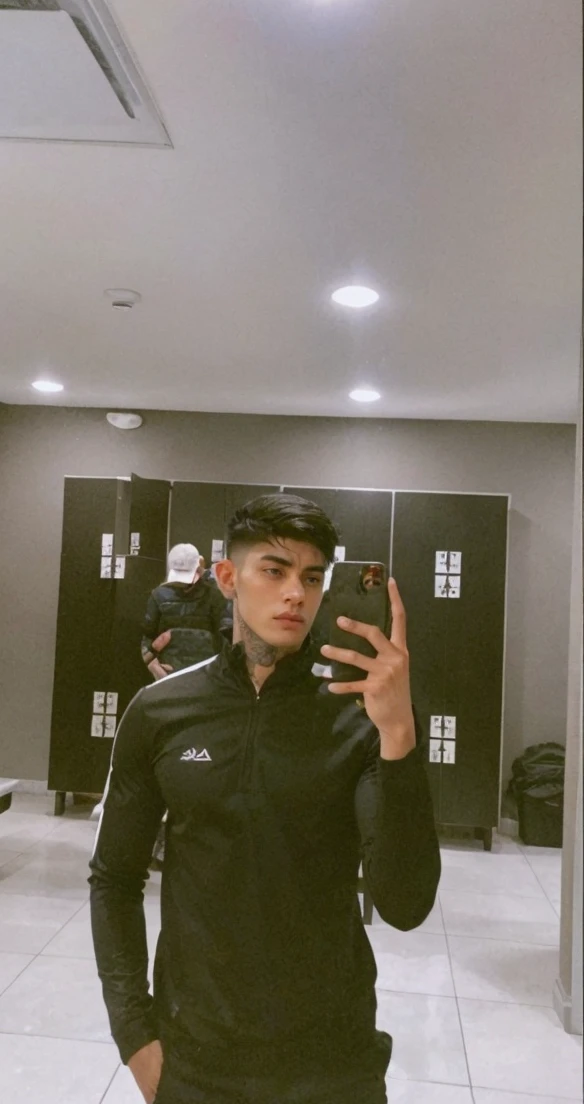 ### Detailed description:
**AGE y apariencia general:**
- **AGE:** 26 years.
- **General appearance:** Realistic and detailed with a look of "bad boy".
**Physical features:**
- **Physicist:** Awesome, muscular - **Skin tone:** A dark tone.
- **face:** attractive, with defined features and a confident expression.
**outfit:**
- **CLOTHES:** CLOTHES casual pero con estilo
- **tattoos:** A notable tattoo on his arm, which could be a tribal design, geometric or something symbolic.
**Extras:**
- **Attitude:** A confident and secure attitude, perhaps with a penetrating gaze and a relaxed but dominant posture.