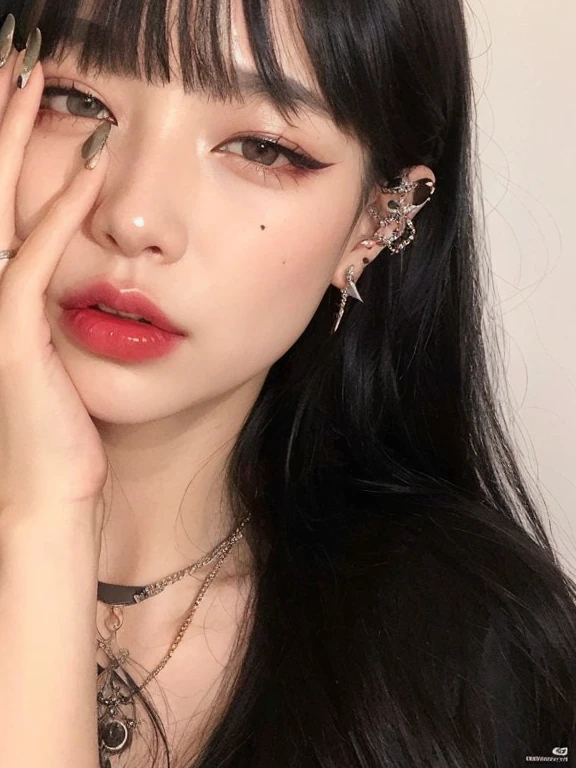 Close-up of a woman with long black hair and piercings, Cruel Korean Goth Girl, Earringss enormes e maquiagem queer, Ulzzang, Earrings, Olhos Brillantes Penetrantes, Earringss grandes, usando Earringss ornamentados, Ear Measurement, Goth girl aesthetics, Sharp light eyes, Clear lips and high quality, Earringss enormes, Pointy Ears, 複数のEarrings, toy