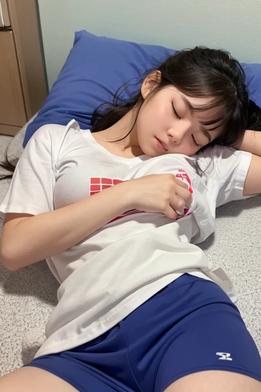 A female junior high school student in gym clothes sleeping in the nurse's office due to anemia、
I was sweating in my sleep and had to throw off the blankets.。
