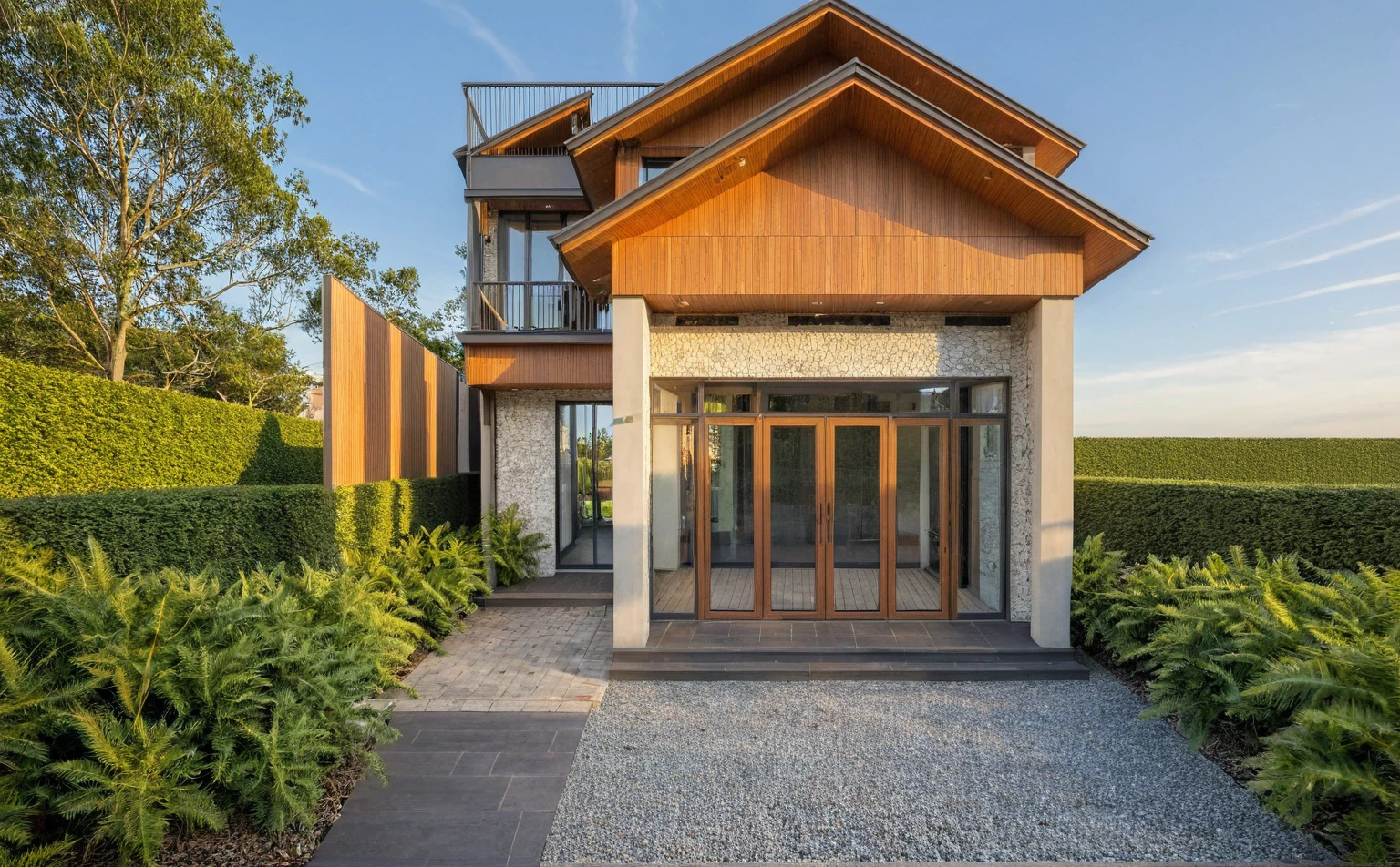 Photo brute,head of'ouvrages d'art, high quality, best quality, authentique, Great detail,
dehors, En plein air, style de maison moderne dans la rue, glass windows, grille, wooden ceiling,
itinerary,pavement, trees, sky, nuvens, (day light:1.1)