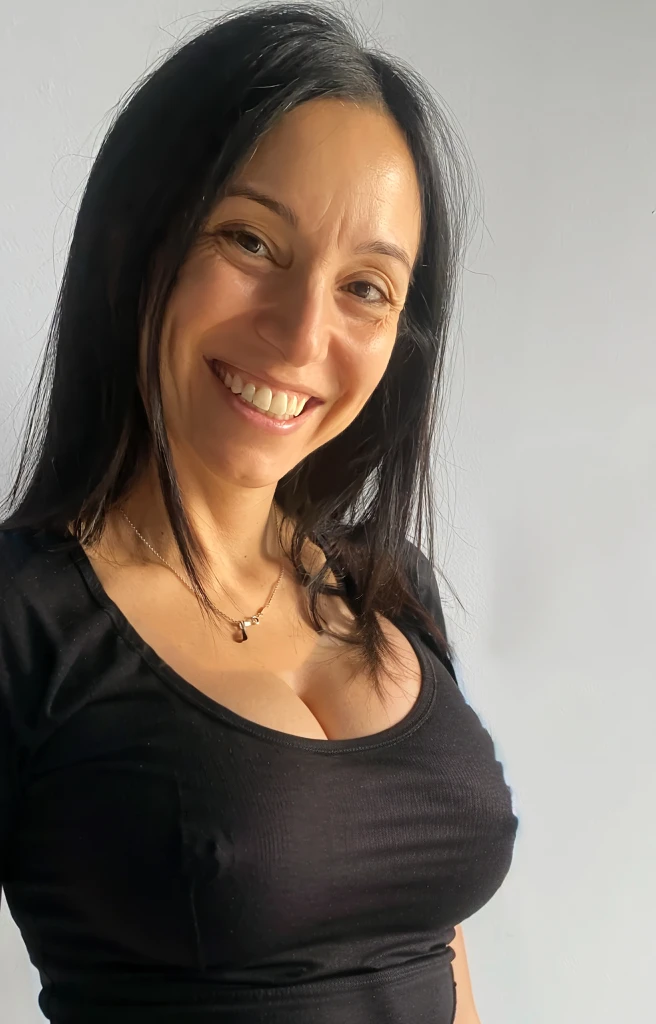 High quality. Busty girl wears tight t-shirt. big natural tits.