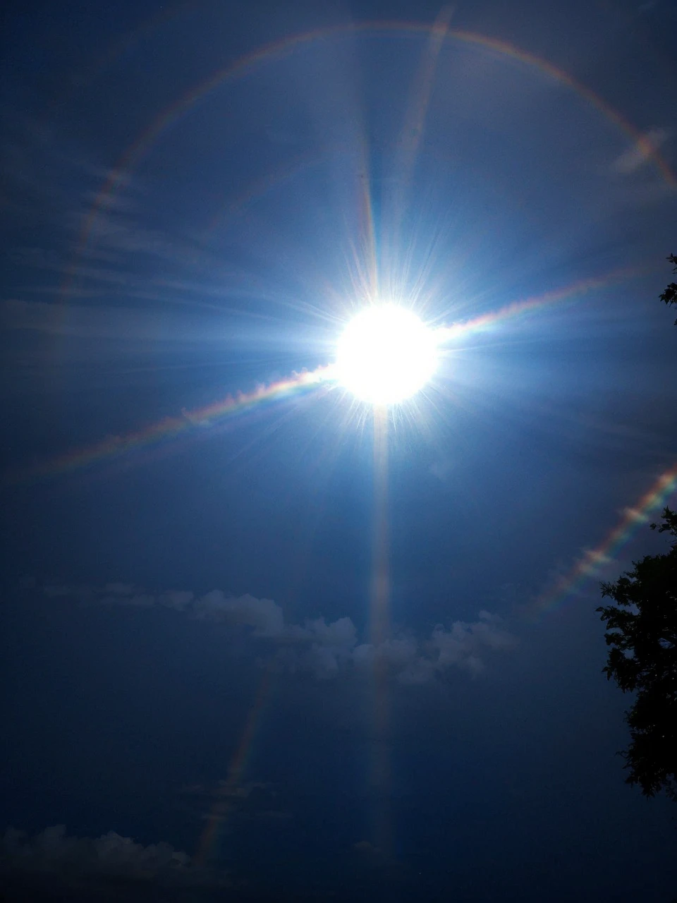 I want there to be more and clearer rainbows. The colors are too beautiful to describe. And there was an angel's shadow in the sun.