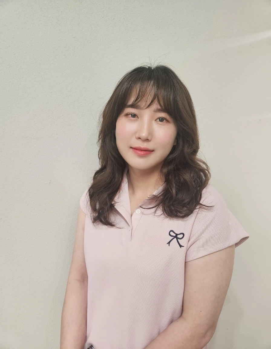 Best Quality, 8k, Masterpiece, (Portrait: 1.3), (photo realistic:1.4), (hyper realistic:1.4), Sharp Focus, looking at viewer, (smoother lighting:1.1), (increase cinematic lighting quality:0.9), realistic lighting, backlighting, light on face, ray trace, (brightening light:1.2), (Increase quality:1.4), sharp detail, (best quality real texture skin:1.4), finely detailed eyes, black_eyes, finely detailed face, 25 year old Korean woman,smiling_face