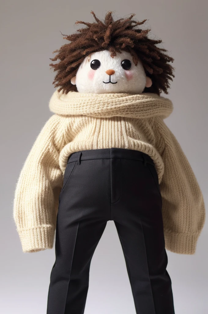 The limbs are short and the eyes and mouth are large.。The top of his head has woolly hair like a broom.。Wearing trousers。A stuffed animal-like character made by a