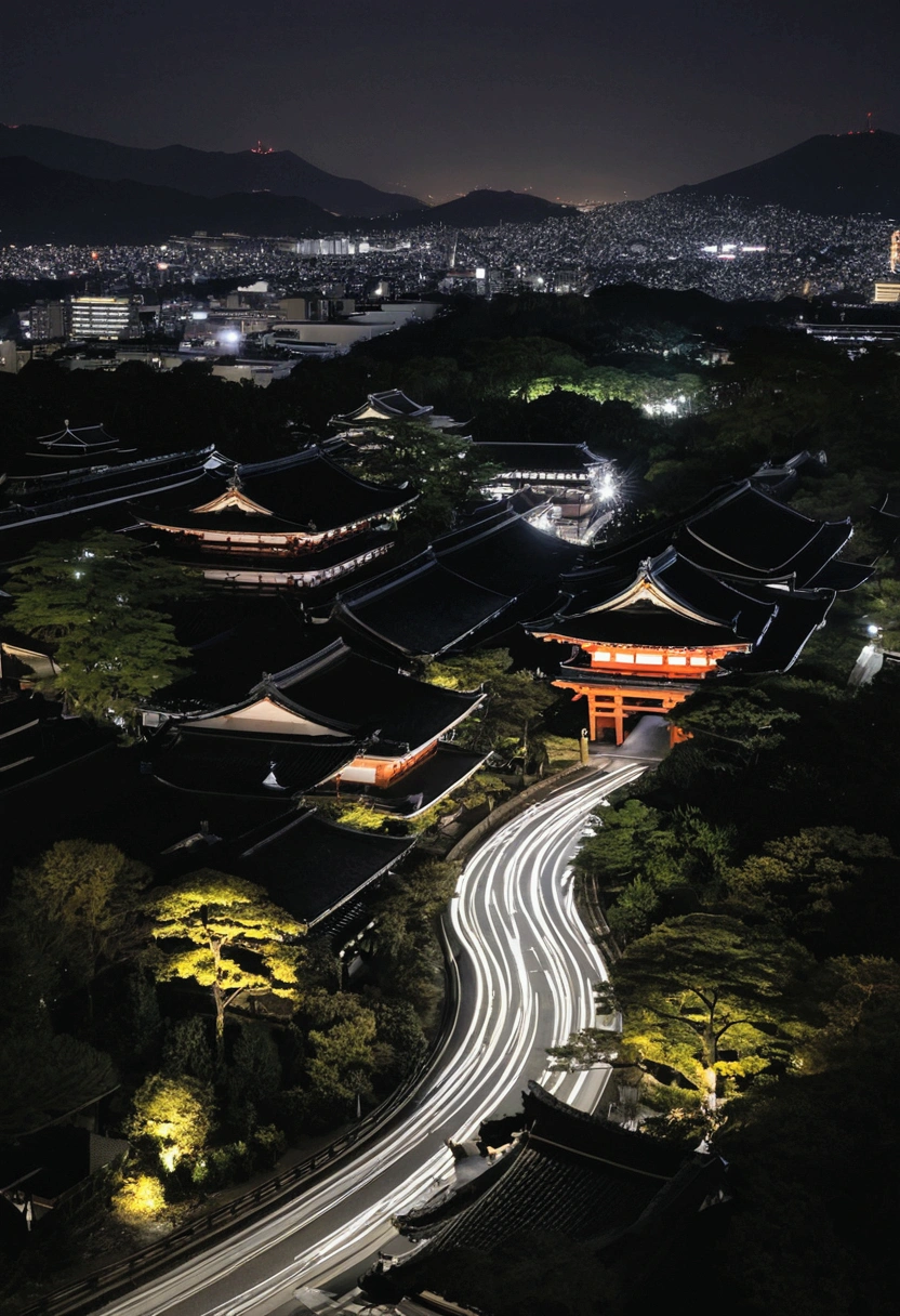 Night view of Heian-kyo、An army of demons appeared from the direction of Higashiyama.、Townsfolk々are gathered together with anxious expressions.。The beautiful scenery of Kyoto spreads out in the background.。