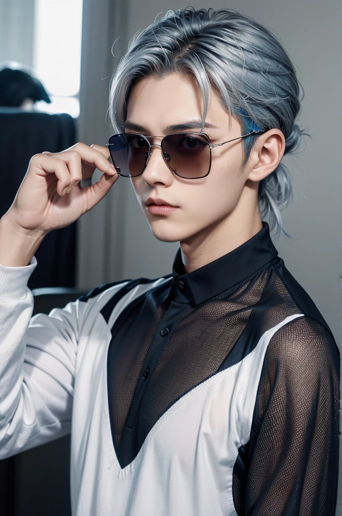 Hair up to the neck、male、Blue lens sunglasses、Silver mesh hair color、Polo shirt、(Mambang Hair)、Hair tied back、I cut my hair into a two-block style.