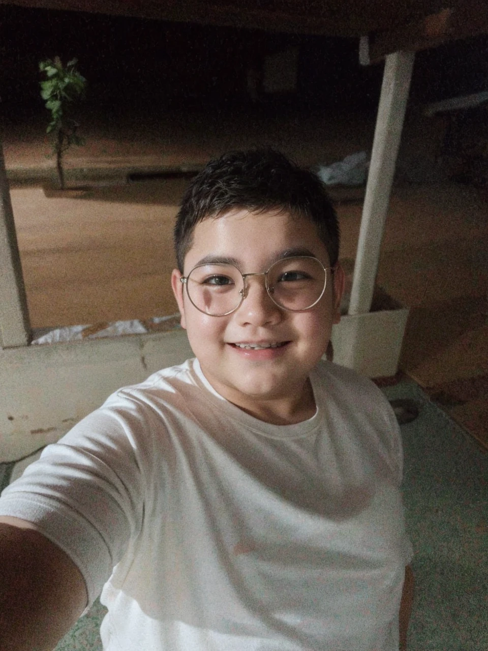  boy, short hair and round glasses
