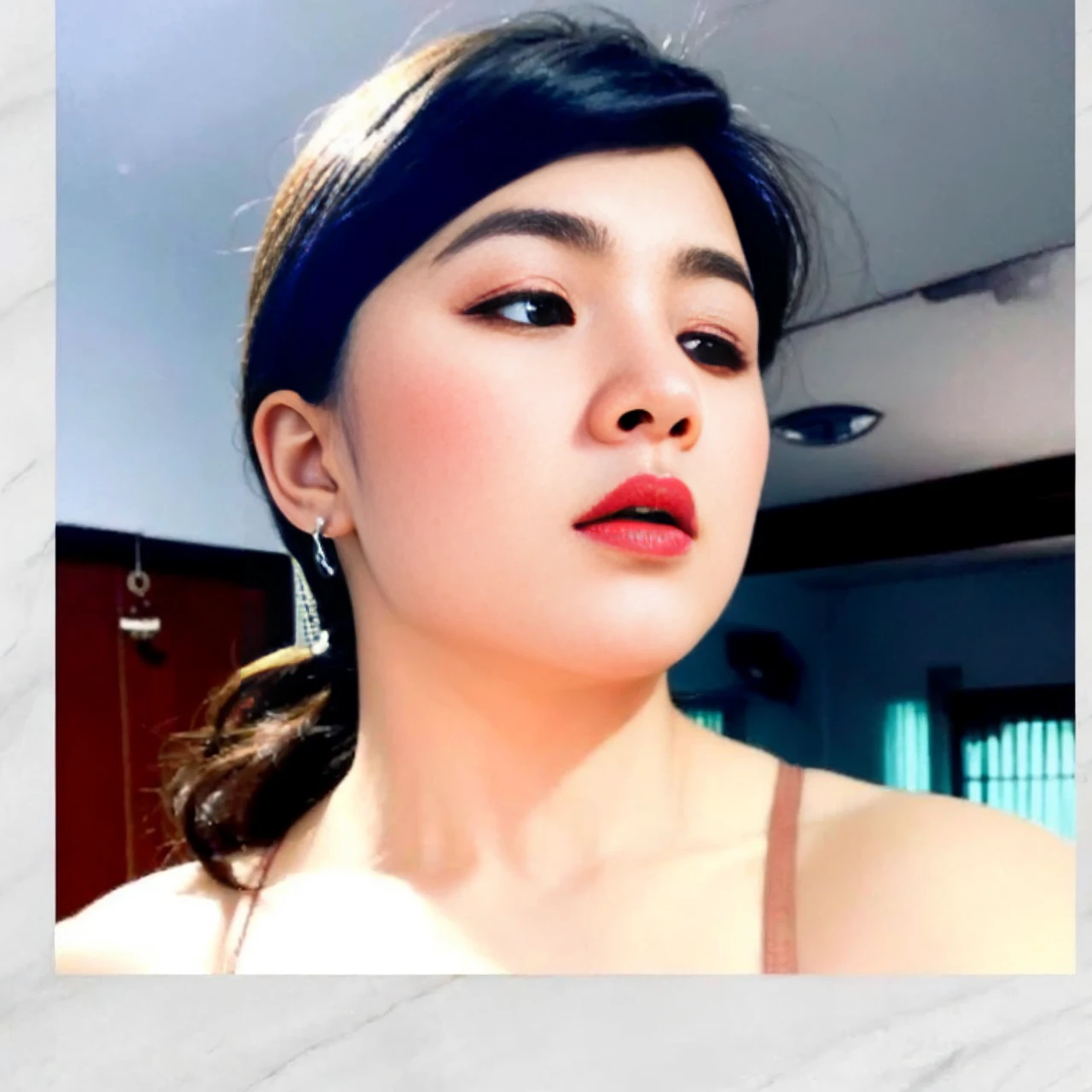 RAW,masterpiece,Super detailed photos,,best quality,ultra high resolution,Photorealistic,Sunlight,full body portrait,stunning beauty,dynamic poses,delicate face,vibrant eyes,(side view),She's wearing a future Batman costume,tight leather pants,turtleneck top,Off the shoulders,sitting on leather sofa,Very detailed background,Detailed face,Detailed busy background,messy,gorgeouilky,Highly detailed skin,Realistic skin details,visible pores,clear focus,volumetric fog,8k uhd,dslr,high quality,film grain,White skin,Photorealistic的,lomography,In a future dystopian metropolis,view from below,
