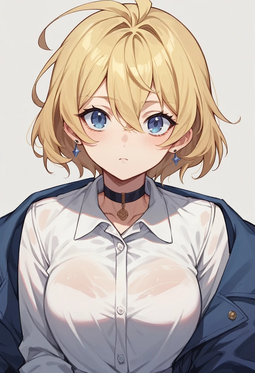 Blonde au yeux marron avec un regard perçant sur la caméra avec un tee shirt blanc 