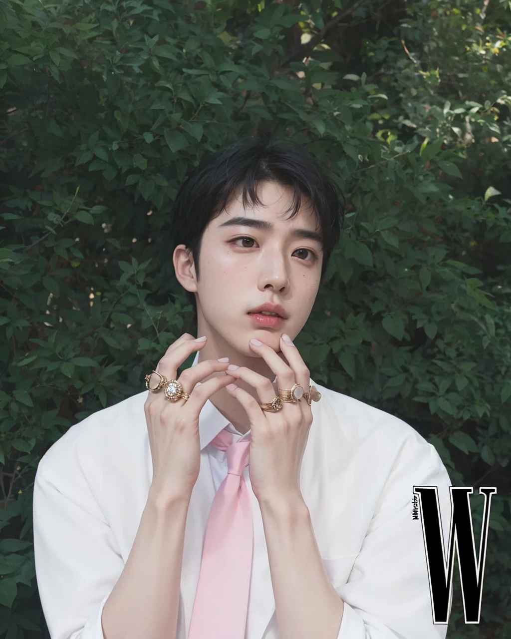 Seokjin Asian man with light hair,looking at the camera, rosto Jin Idol de kpop do grupo bts,beautiful pale and delicate Korean face