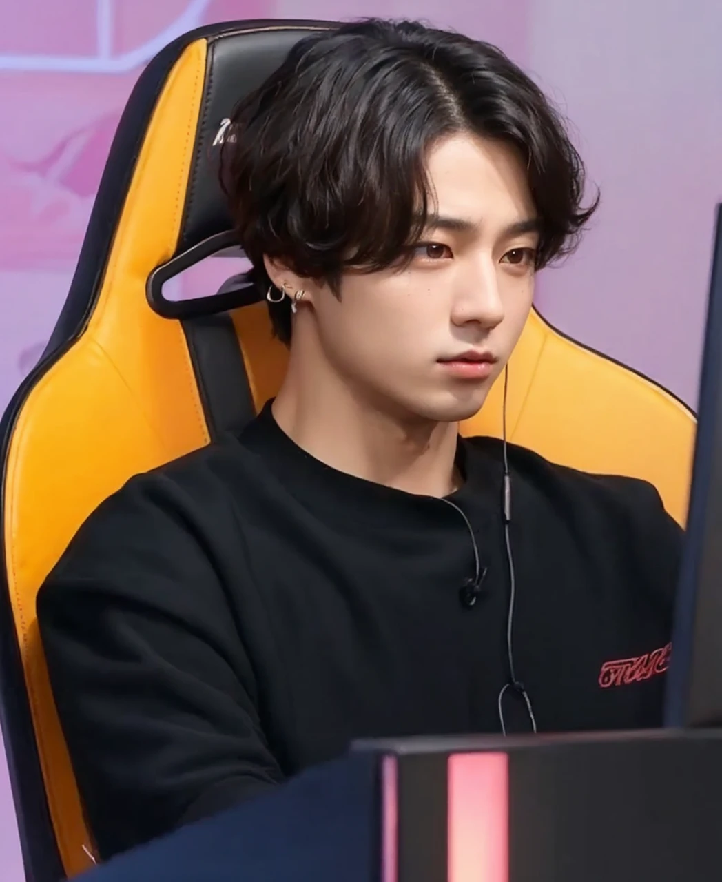 A detailed portrait of a young Asian man, chico asiático, detailed facial features, beautiful detailed eyes, long eyelashes, beautiful detailed lips, extremely detailed face, impeccable skin, medium length dark hair, serene expression, (best quality,4k,8k,highres,masterpiece:1.2),ultra-detailed,(realistic,photorealistic,photo-realistic:1.37),vibrant colors,dramatic lighting,cinematic composition,elegant,portrait, jungkook de BTS
