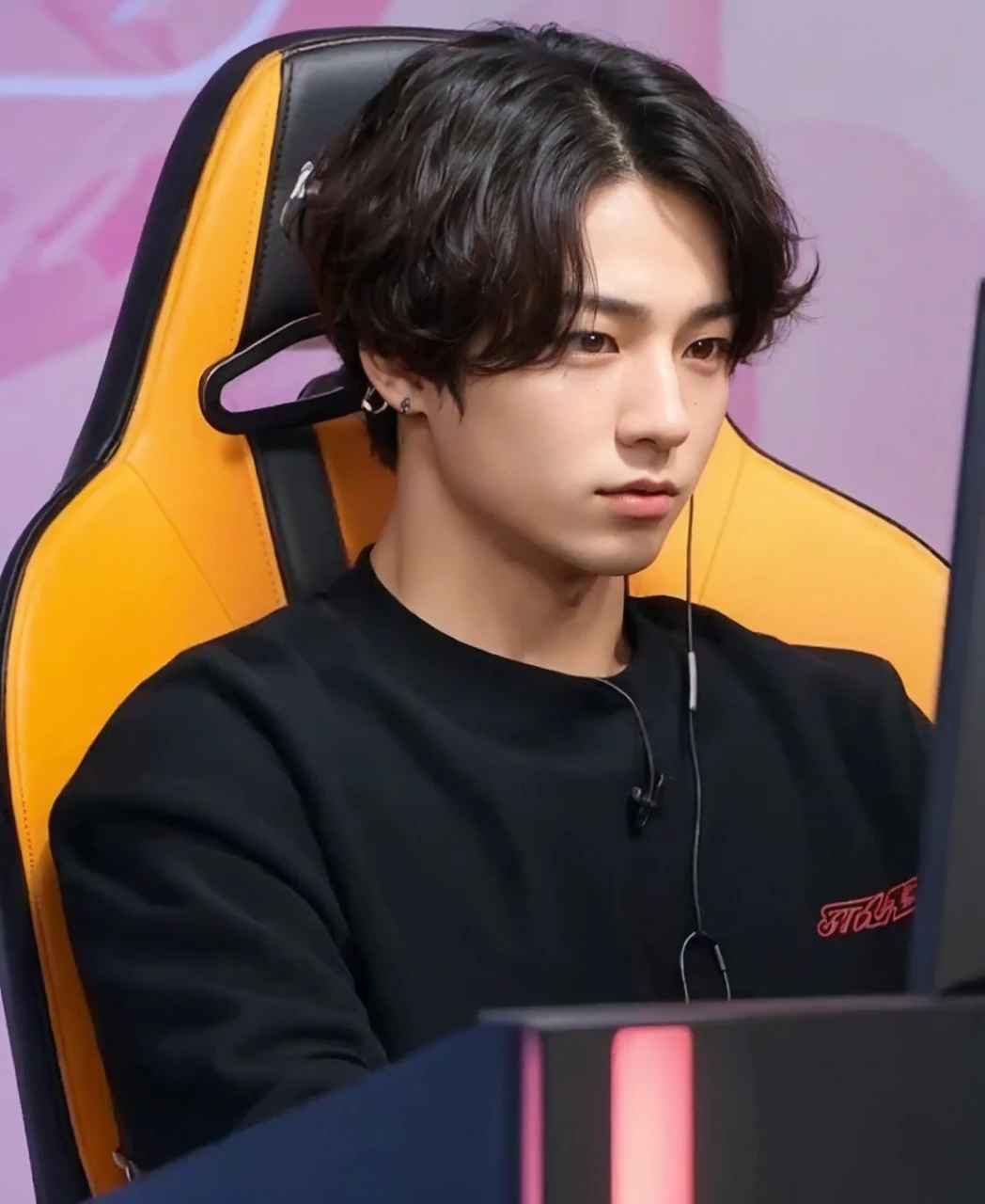 A detailed portrait of a young Asian man, chico asiático, detailed facial features, beautiful detailed eyes, long eyelashes, beautiful detailed lips, extremely detailed face, impeccable skin, medium length dark hair, serene expression, (best quality,4k,8k,highres,masterpiece:1.2),ultra-detailed,(realistic,photorealistic,photo-realistic:1.37),vibrant colors,dramatic lighting,cinematic composition,elegant,portrait, jungkook de BTS, con audifonos gamer de conejo, audífonos gamer rosados 