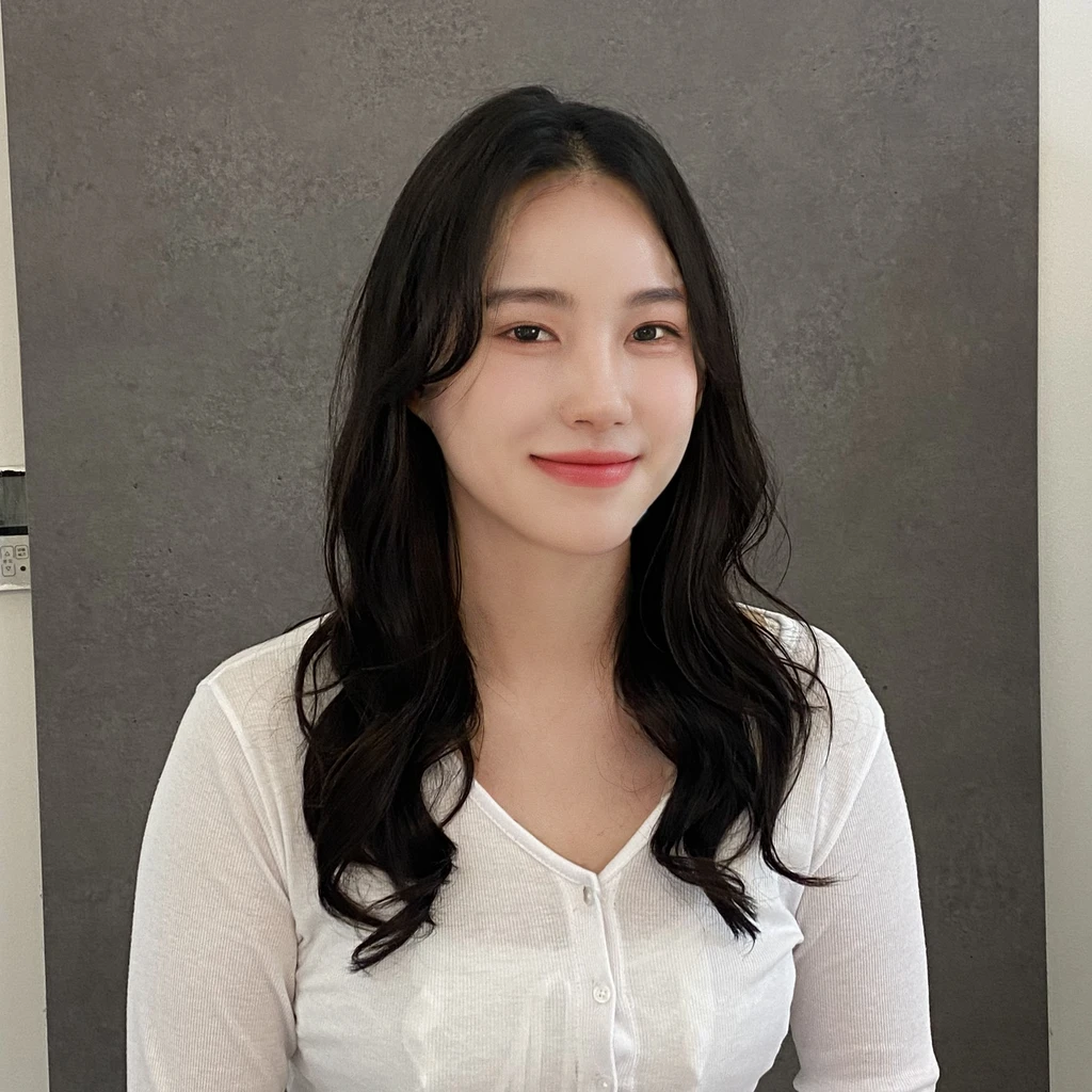 Best Quality, 8k, Masterpiece, (Portrait: 1.3), (photo realistic:1.4), (hyper realistic:1.4), Sharp Focus, looking at viewer, (smoother lighting:1.1), (increase cinematic lighting quality:0.9), realistic lighting, backlighting, light on face, ray trace, (brightening light:1.2), (Increase quality:1.4), sharp detail, (best quality real texture skin:1.4), finely detailed eyes, black_eyes, finely detailed face, 25 year old Korean woman,smiling_face