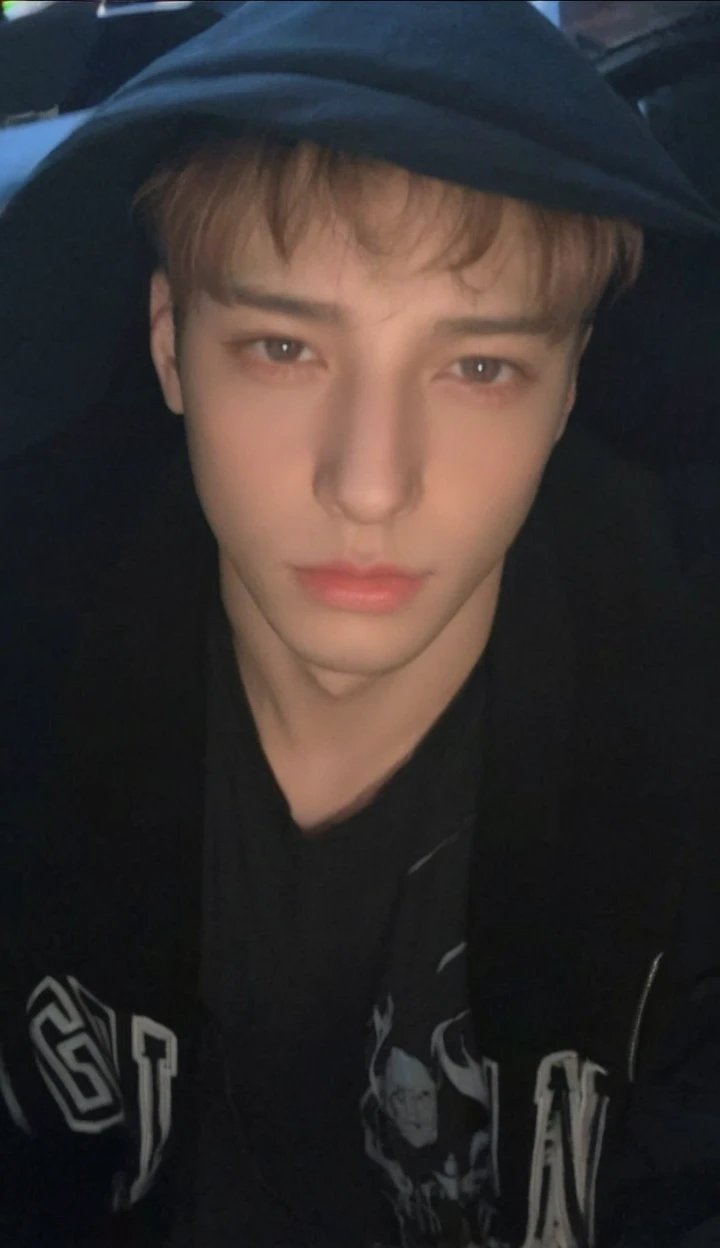 Jeon Jungkook con cabello rojo
