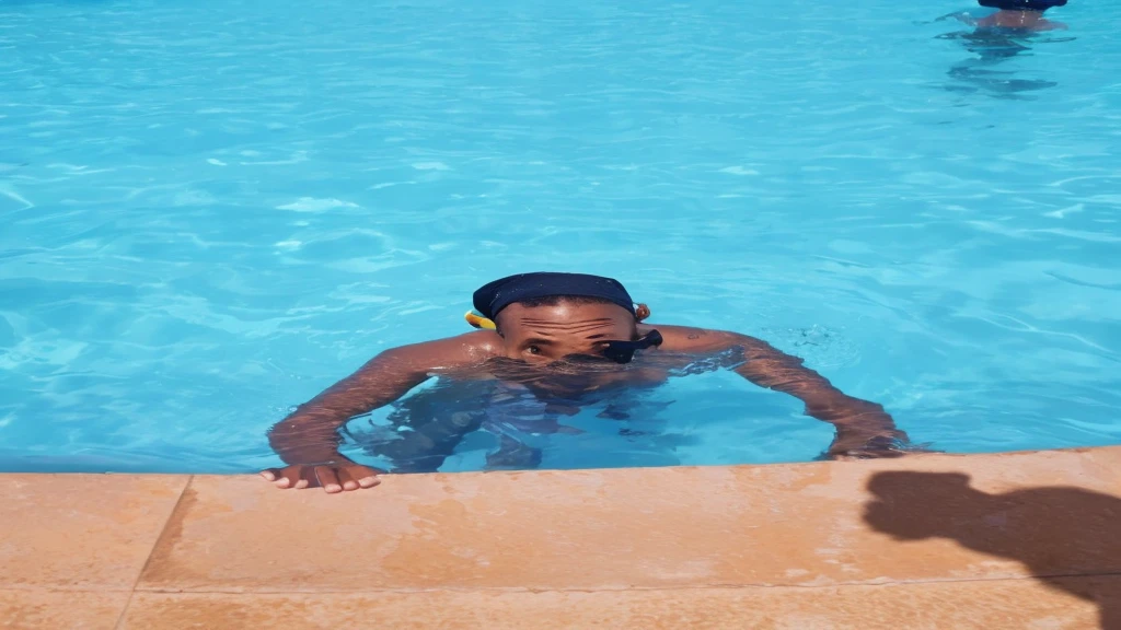 Ma photo avec Snoop Dogg, dans une piscine.