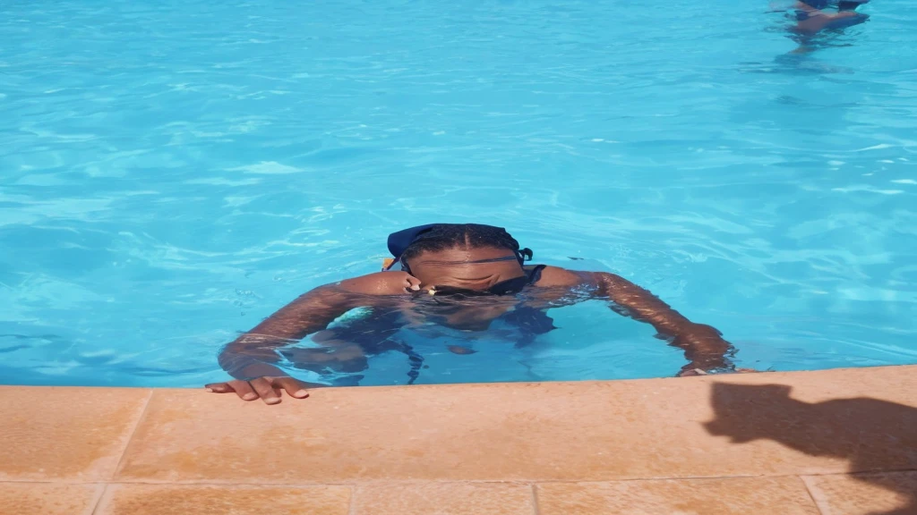 Ma photo avec Snoop Dogg, dans une piscine.