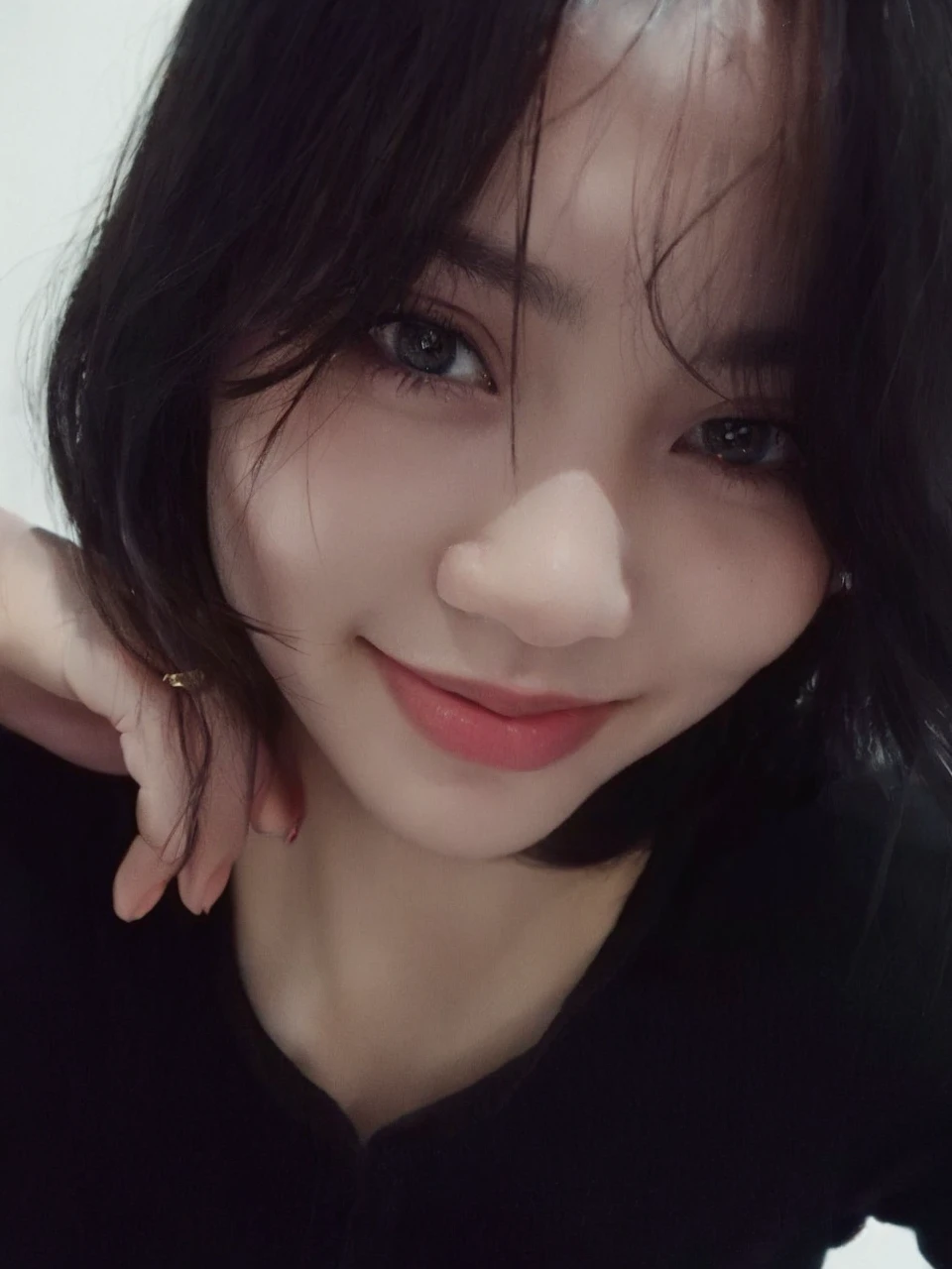 (hig彼st quality、8k、32k、masterpiece)、(Realistic)、(Realistic:1.2)、(High resolution)、((Random composition:1.6)), Very detailed、Very beautiful face and eyes、1 girl、Delicate body、(hig彼st quality、Attention to detail、Rich skin detail)、(hig彼st quality、8k、Oil paints:1.2)、Very detailed、(Realistic、Realistic:1.37)、Bright colors, (Casual Fashion:1.3), Blunt bangs, 