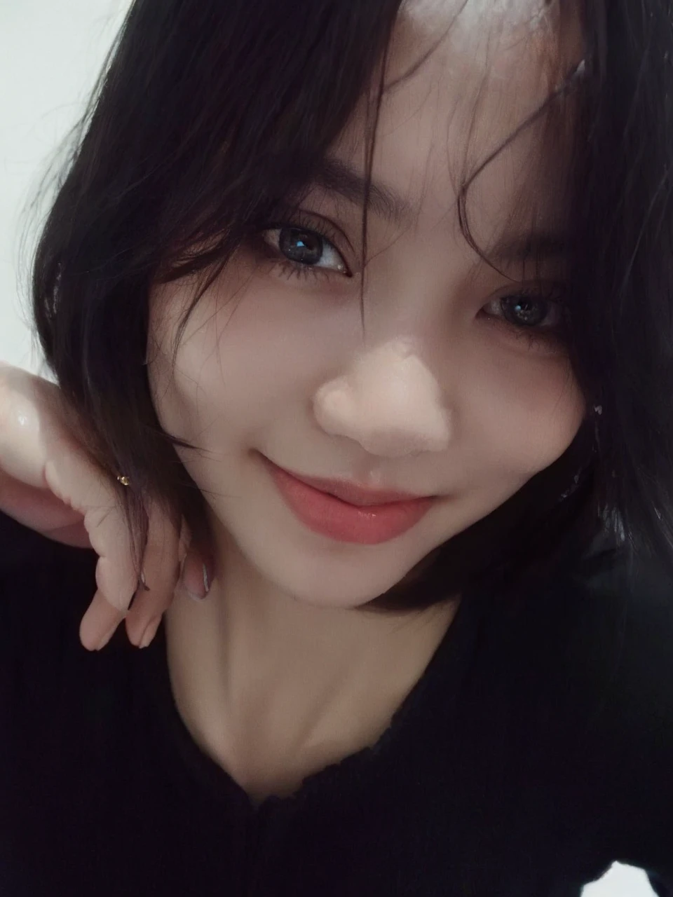 (hig彼st quality、8k、32k、masterpiece)、(Realistic)、(Realistic:1.2)、(High resolution)、((Random composition:1.6)), Very detailed、Very beautiful face and eyes、1 girl、Delicate body、(hig彼st quality、Attention to detail、Rich skin detail)、(hig彼st quality、8k、Oil paints:1.2)、Very detailed、(Realistic、Realistic:1.37)、Bright colors, (Casual Fashion:1.3), Blunt bangs,