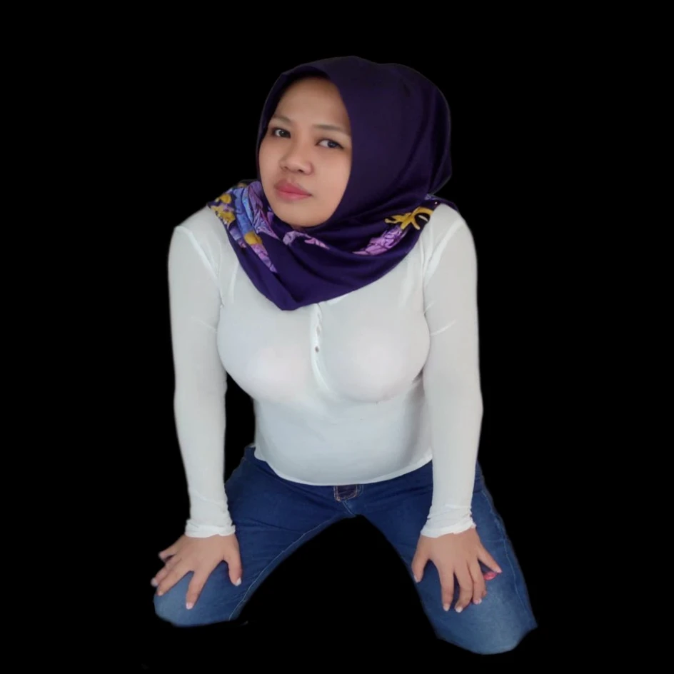 Lesbian years old, Indonesian milf, big breast, teasing, open hair, t-shirts, pants.