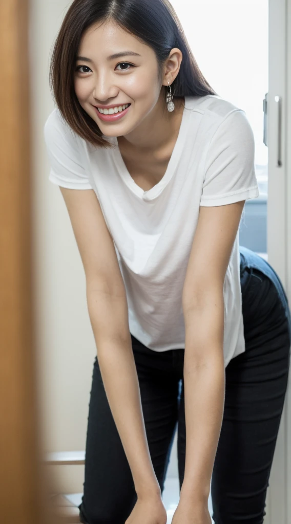 munechira、Down blouse、(((Realistic skin types)))、(Leaning forward:1.3)、(Oversized T-shirt、Loose Fit T-Shirt、Low-cut T-shirt:1.2)、(Highest quality、8k、32K、masterpiece)、(Detailed bra)、Japanese、28 years old、Very cute girl、beautiful girl、Squat、Bright smile、living room、Bright room、Blurred Background、Shortcuts、Upper body close-up、Shooting from the sky