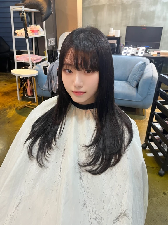 Best Quality, 8k, Masterpiece, (Portrait: 1.3), (photo realistic:1.4), (hyper realistic:1.4), Sharp Focus, looking at viewer, (smoother lighting:1.1), (increase cinematic lighting quality:0.9), realistic lighting, backlighting, light on face, ray trace, (brightening light:1.2), (Increase quality:1.4), sharp detail, (best quality real texture skin:1.4), finely detailed eyes, black_eyes, finely detailed face, 25 year old Korean woman