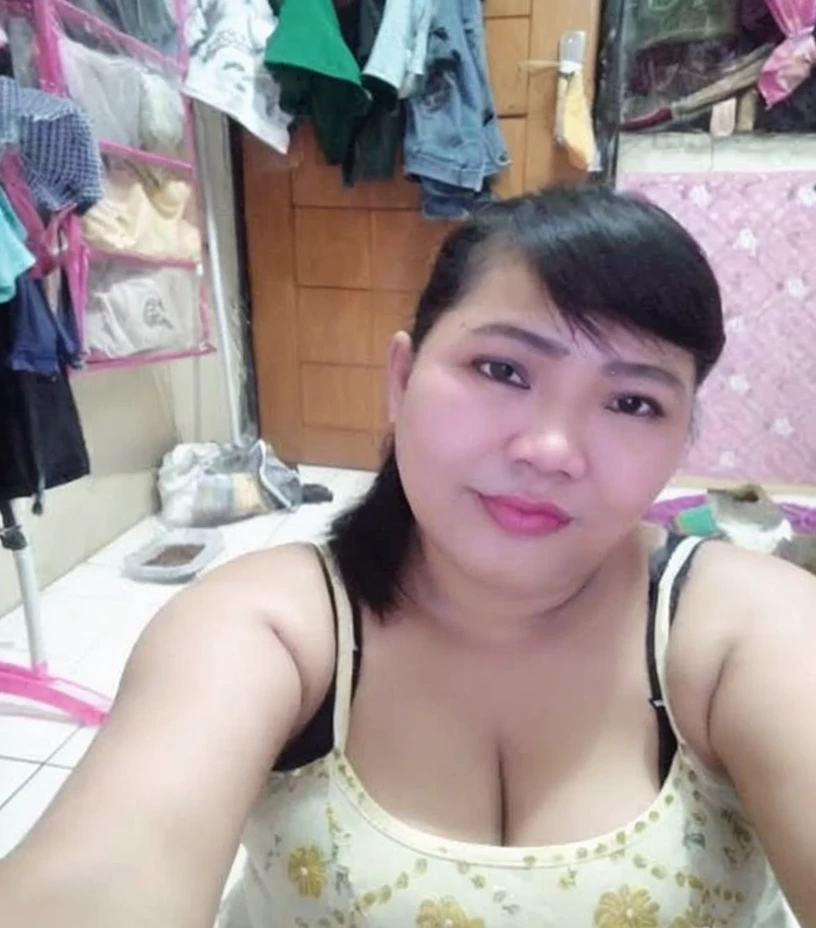 Lesbian years old, Indonesian milf, big breast, teasing, open hair, t-shirts, pants.