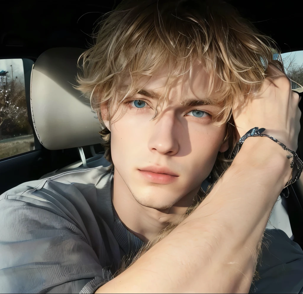 homme aux cheveux blonds assis dans une voiture avec ses mains sur la tête, peau pâle, cheveux blonds bouclés, il a les cheveux bruns courts et bouclés, ses cheveux sont en désordre et sauvages, visage parfait et garçon, Dylan Cole, prise au début des années 2020, garçon blond aux yeux jaunes, Christian Cline, serre sa frange d’une main