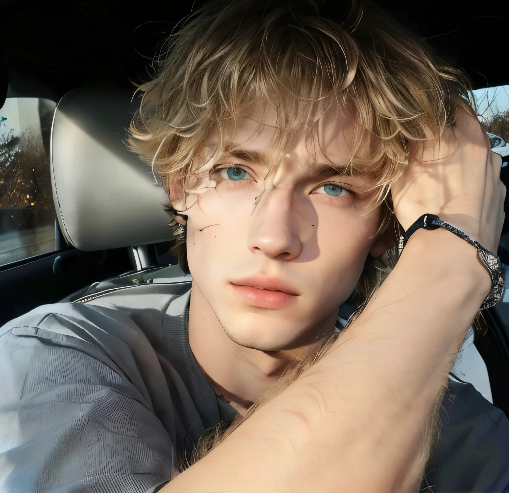 homme aux cheveux blonds assis dans une voiture avec ses mains sur la tête, peau pâle, cheveux blonds bouclés, il a les cheveux bruns courts et bouclés, ses cheveux sont en désordre et sauvages, visage parfait et garçon, Dylan Cole, prise au début des années 2020, garçon blond aux yeux jaunes, Christian Cline, serre sa frange d’une main