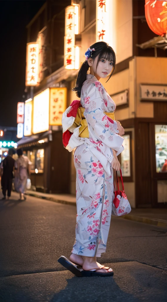 (((Masterpiece，Highest quality，Highest quality，8k，16K))，((Ultra-high resolution，Super detailed)))，Japanese，beautiful girl，glamorous，Golden Ratio Style，Yukata，Hair tying，hairpin，Drawstring bag，geta，night，Outdoor，Summer festival，street vendors，Opening a store，Fireworks display(Fireworks)、Fireworksの色とりどりの華やかな淡い光，((河原にてSummer festivalのメインイベントであるFireworks displayのFireworksを背景にスナップ写真))，