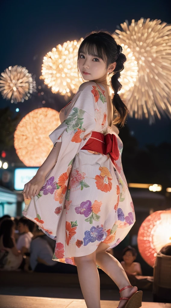 (((Masterpiece，Highest quality，Highest quality，8k，16K))，((Ultra-high resolution，Super detailed)))，Japanese，beautiful girl，glamorous，Golden Ratio Style，Yukata，Hair tying，hairpin，Drawstring bag，geta，night，Outdoor，Summer festival，street vendors，Opening a store，Fireworks display(Fireworks)、Fireworksの色とりどりの華やかな淡い光，((河川敷にてSummer festivalのメインイベントであるFireworks displayのFireworksを背景にしたスナップ写真))，(日本のSummer festivalの風景)，