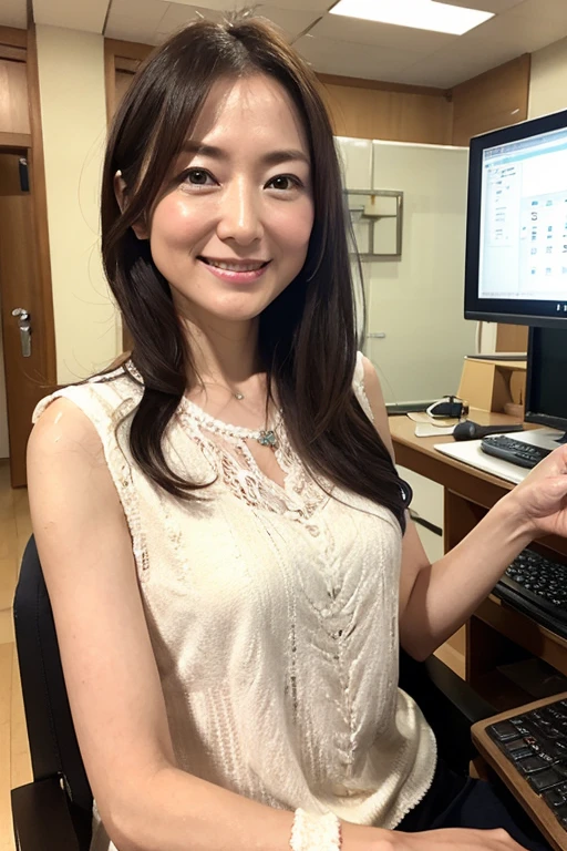 Highest quality、Masterpiece、Real Photo、Realistic、A 45-year-old Japanese woman、Business woman using a computer、smile、Sweat、Very detailed、Natural light、long hair、Detailed face and skin、Realistic eyes