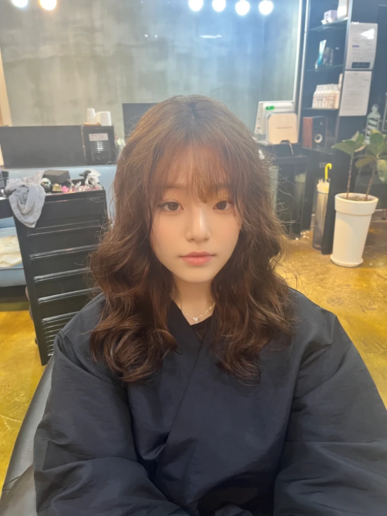 Best Quality, 8k, Masterpiece, (Portrait: 1.3), (photo realistic:1.4), (hyper realistic:1.4), Sharp Focus, looking at viewer, (smoother lighting:1.1), (increase cinematic lighting quality:0.9), realistic lighting, backlighting, light on face, ray trace, (brightening light:1.2), (Increase quality:1.4), sharp detail, (best quality real texture skin:1.4), finely detailed eyes, black_eyes, finely detailed face, 25 year old Korean woman