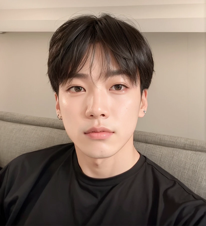 There's a man in a black shirt sitting on a couch, Kim Doyoung, Capturado na Canon EOS R 6, wan adorable korean face, Jimin\'s right eyelid swollen, Fotografia selfie 8k, Jimin, Jungkook, 1 / 4 headshot, Hyung Tae, foto de perfil headshot, com cabelos curtos, TaeJune Kim, Retrato de Jossi de Blackpink
