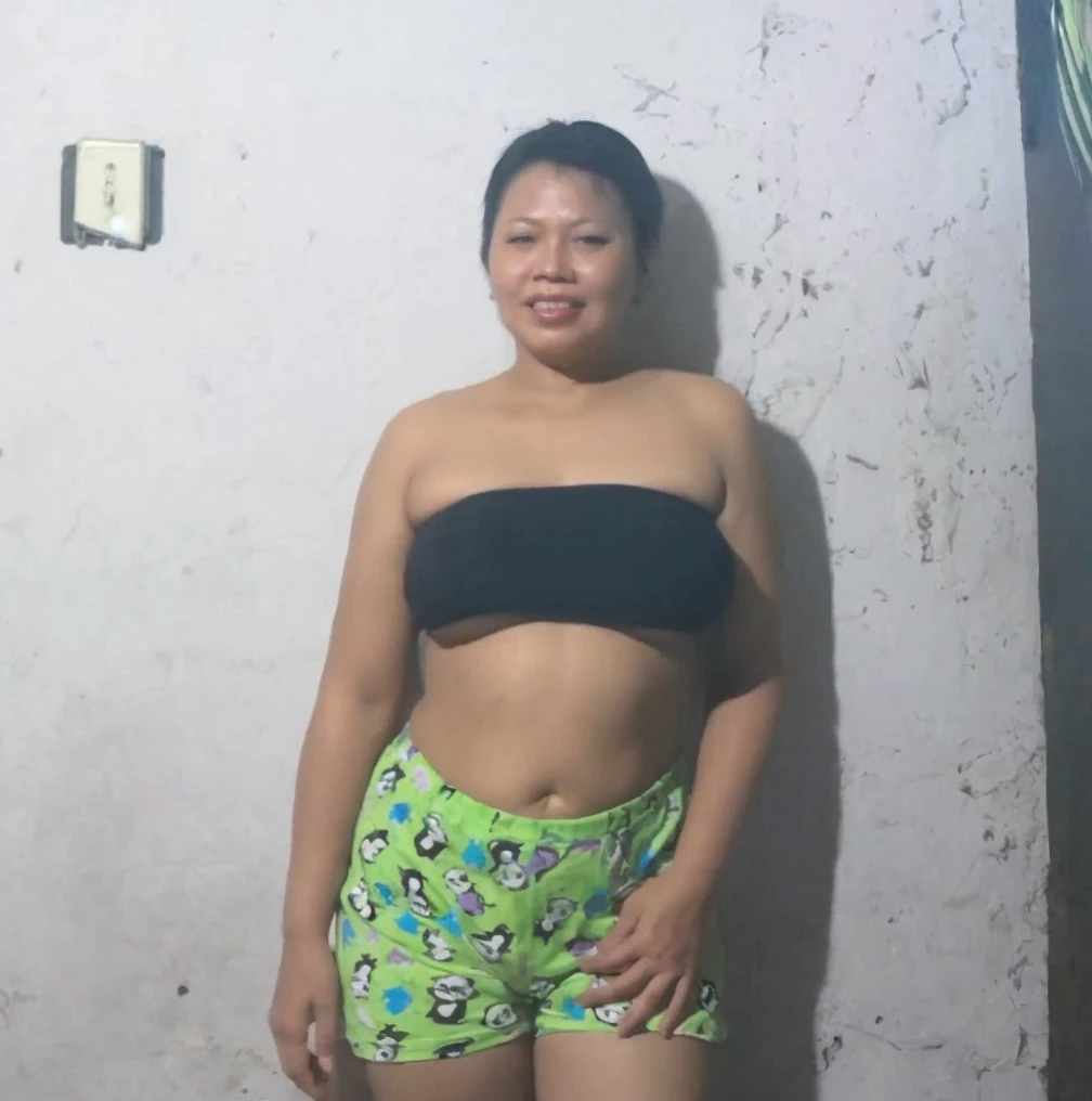 Lesbian years old, Indonesian milf, big breast, teasing, open hair, t-shirts, pants.