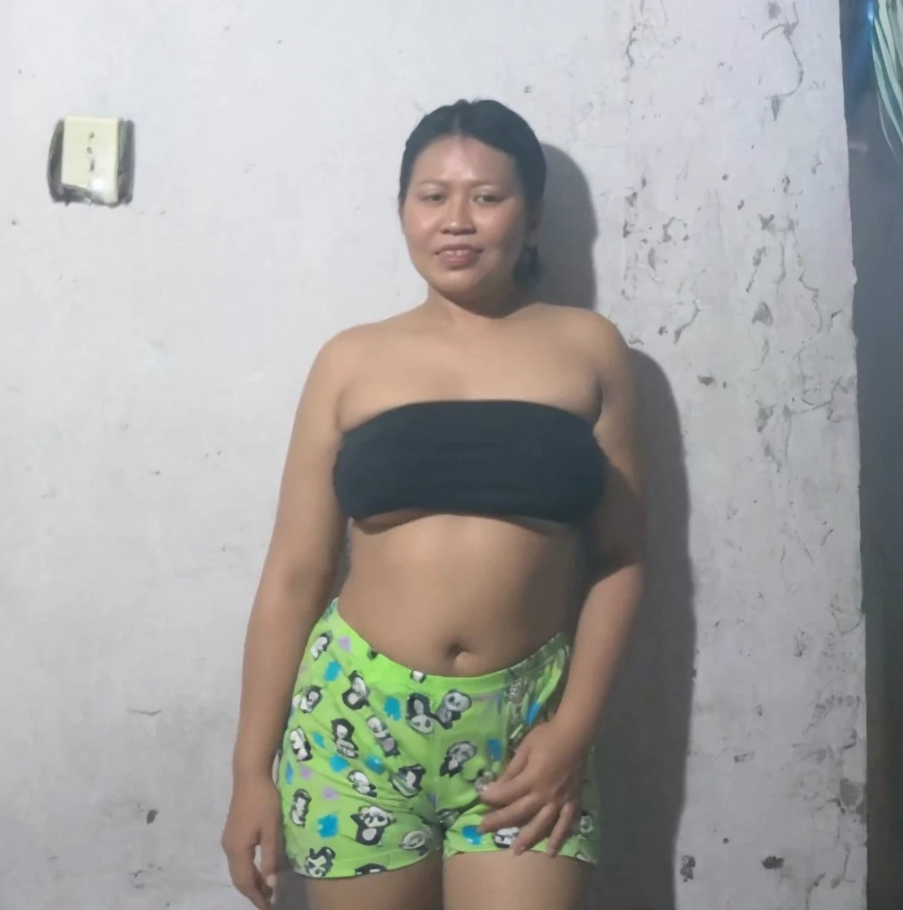 Lesbian years old, Indonesian milf, big breast, teasing, open hair, t-shirts, pants.
