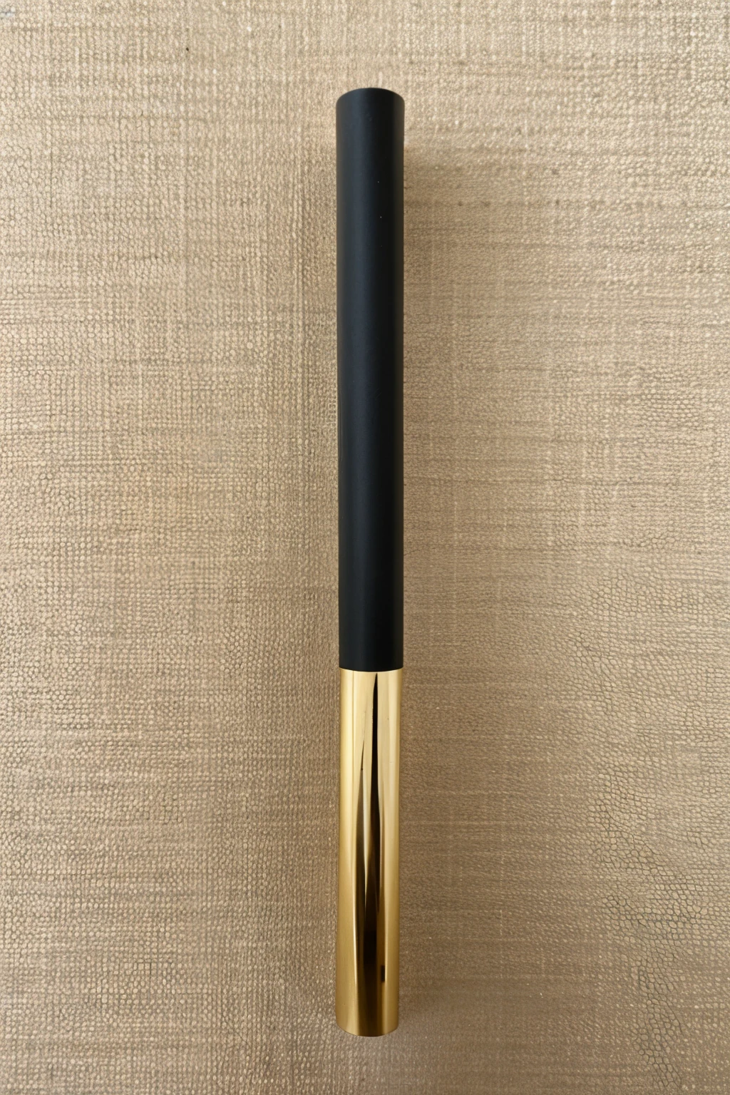 Draw a ligature,The structure of this ligature is roughly as follows:
upper part:The shape of the fan blades,Replaces the traditional "人" structure。Fan blades can have three or more blades,The shape is similar to fan blades。
Lower section:pickpocket,Their palms face inwards,Fingers stretched out,pickpocket的手腕或手臂部分相互交错或者成环,Form a circular or oval structure。